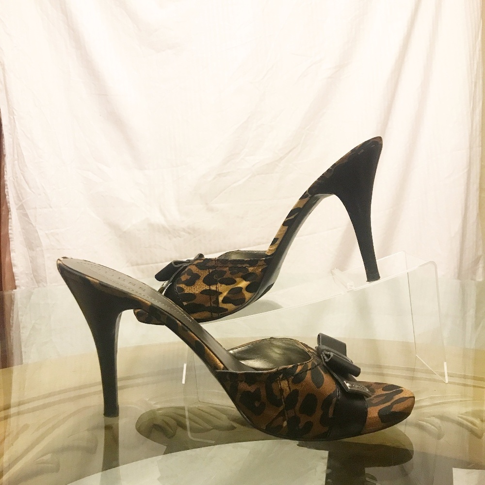 GUESS LEOPARD PEEP-TOE MULES